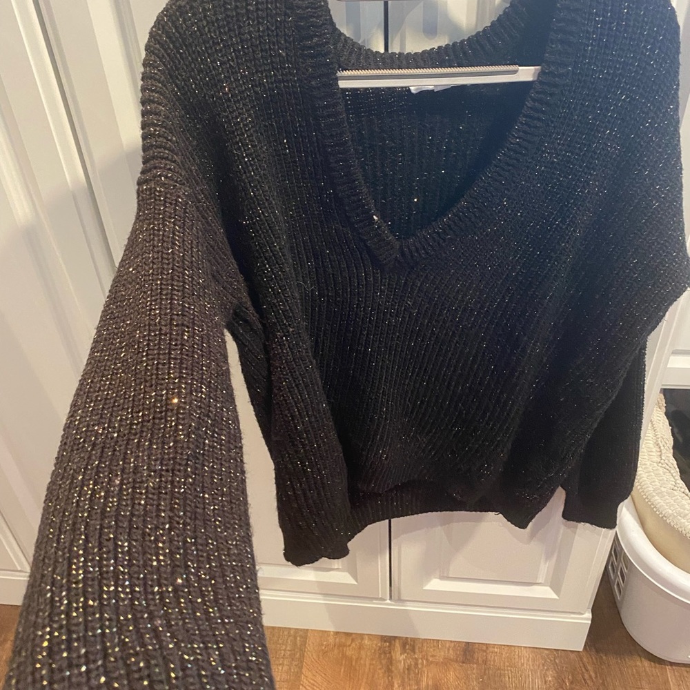 American Eagle V-neck black and gold sweater